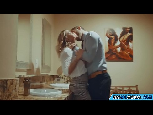 ❤️ 公衆トイレで巨乳金髪美女に誘惑されたら ❤❌ ファッキング ❌️❤